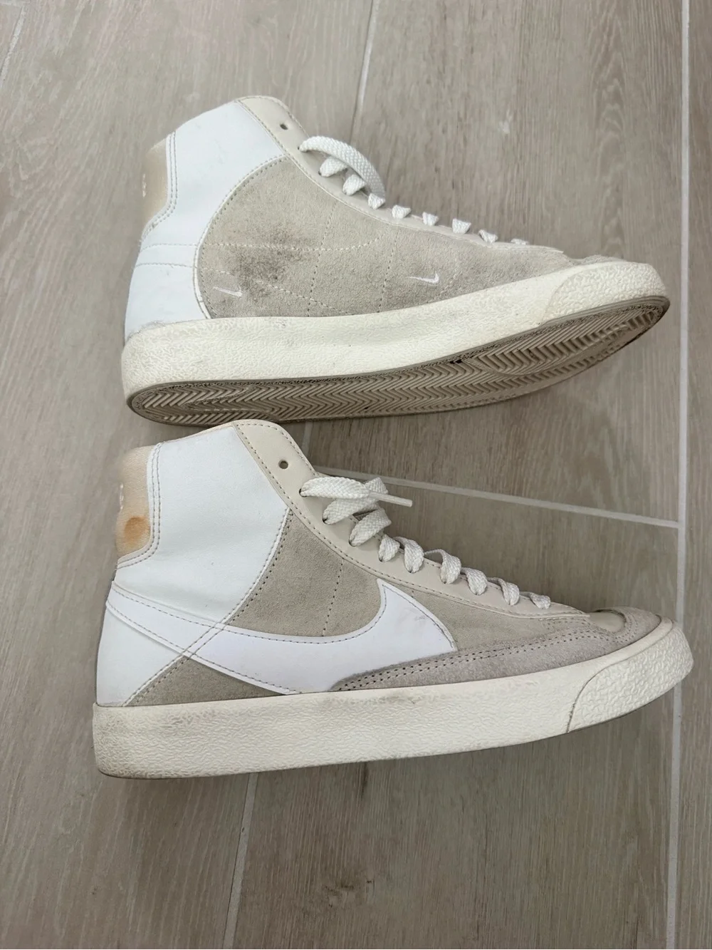 Nike Kids High-Top Sneakers in Light Beige and Off-White